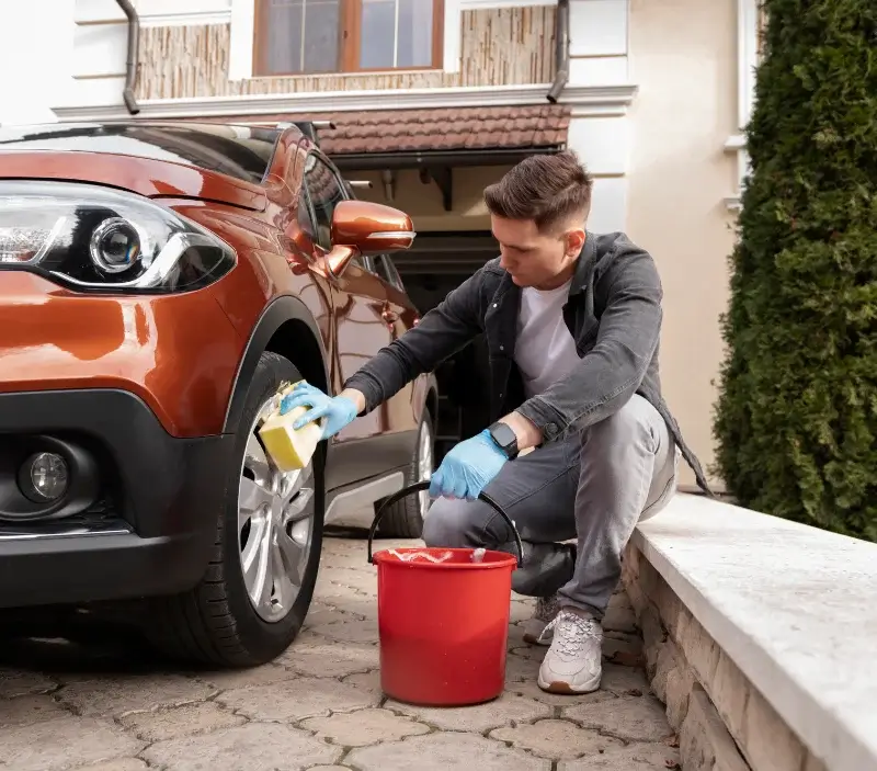 Lavage auto à domicile Thury-Harcourt-le-Hom : professionnel intervenant sur un véhicule